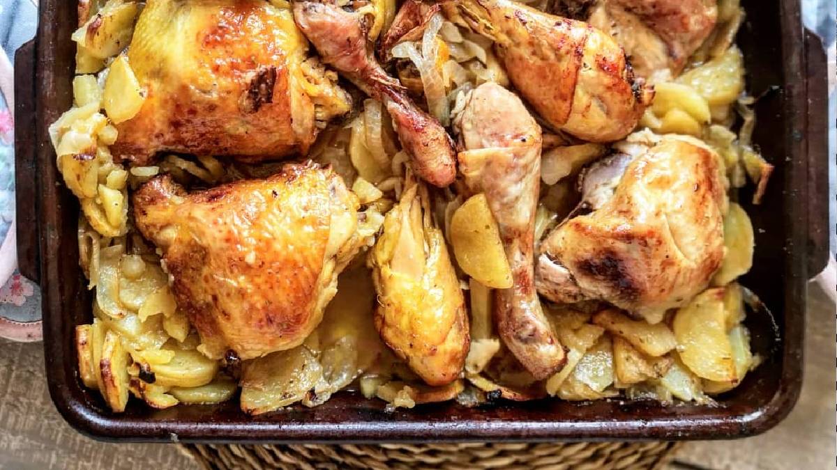Pollo al horno con patatas y cebolla